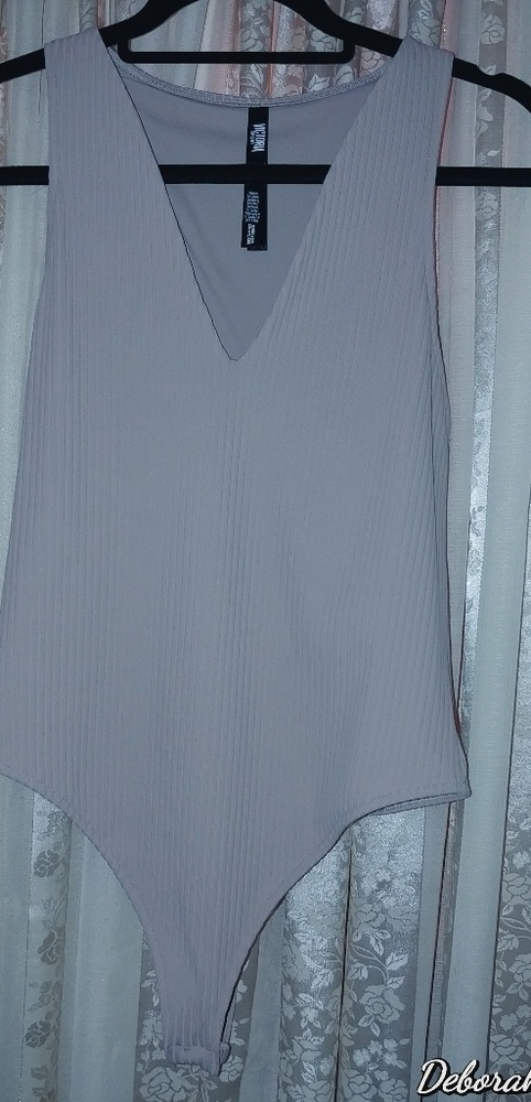 NWOT -Victoria Sport bodysuit deep V (M)